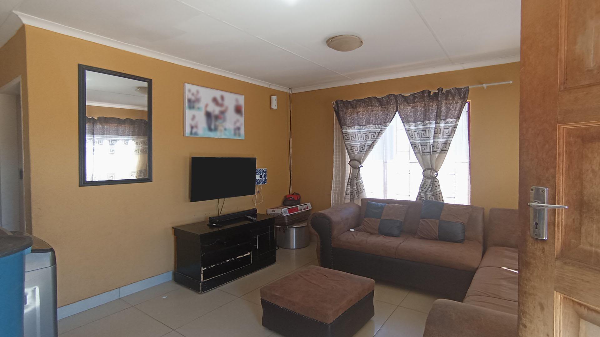 Lounges - 15 square meters of property in Soshanguve East