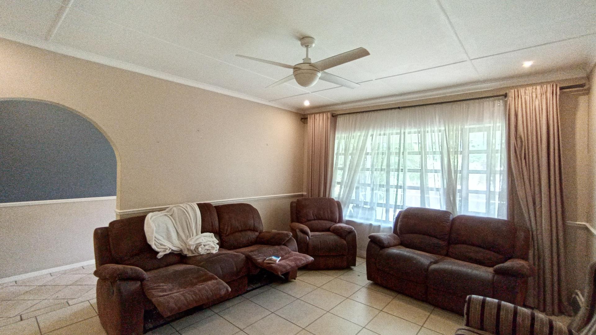 Lounges - 22 square meters of property in Glen Hills