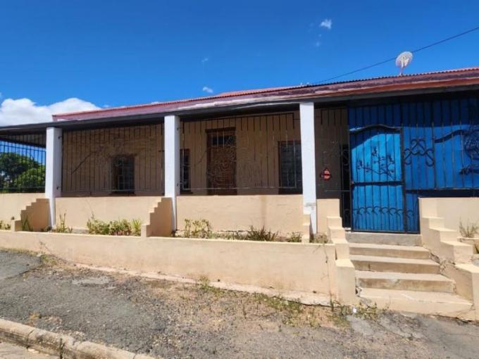 4 Bedroom House for Sale For Sale in Oudtshoorn - MR663295