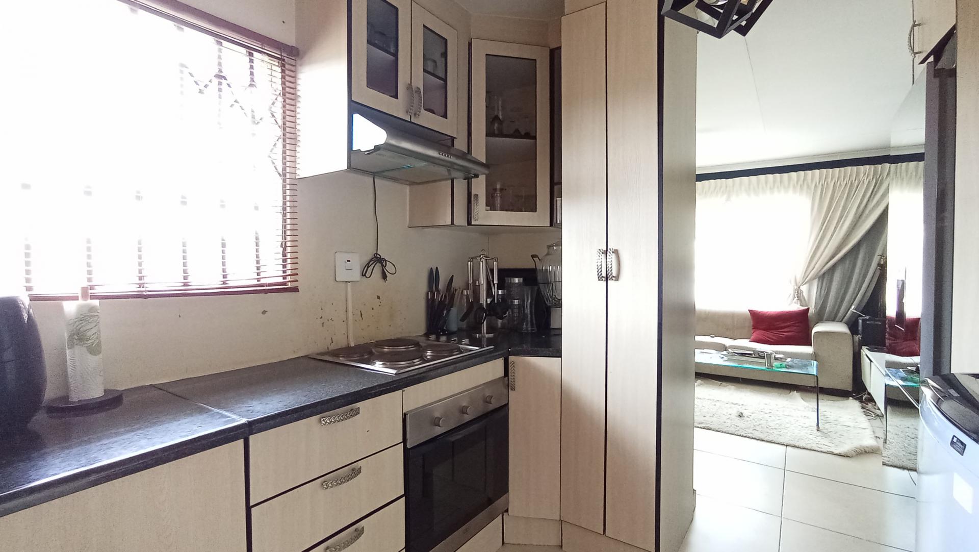 Kitchen - 9 square meters of property in Fleurhof