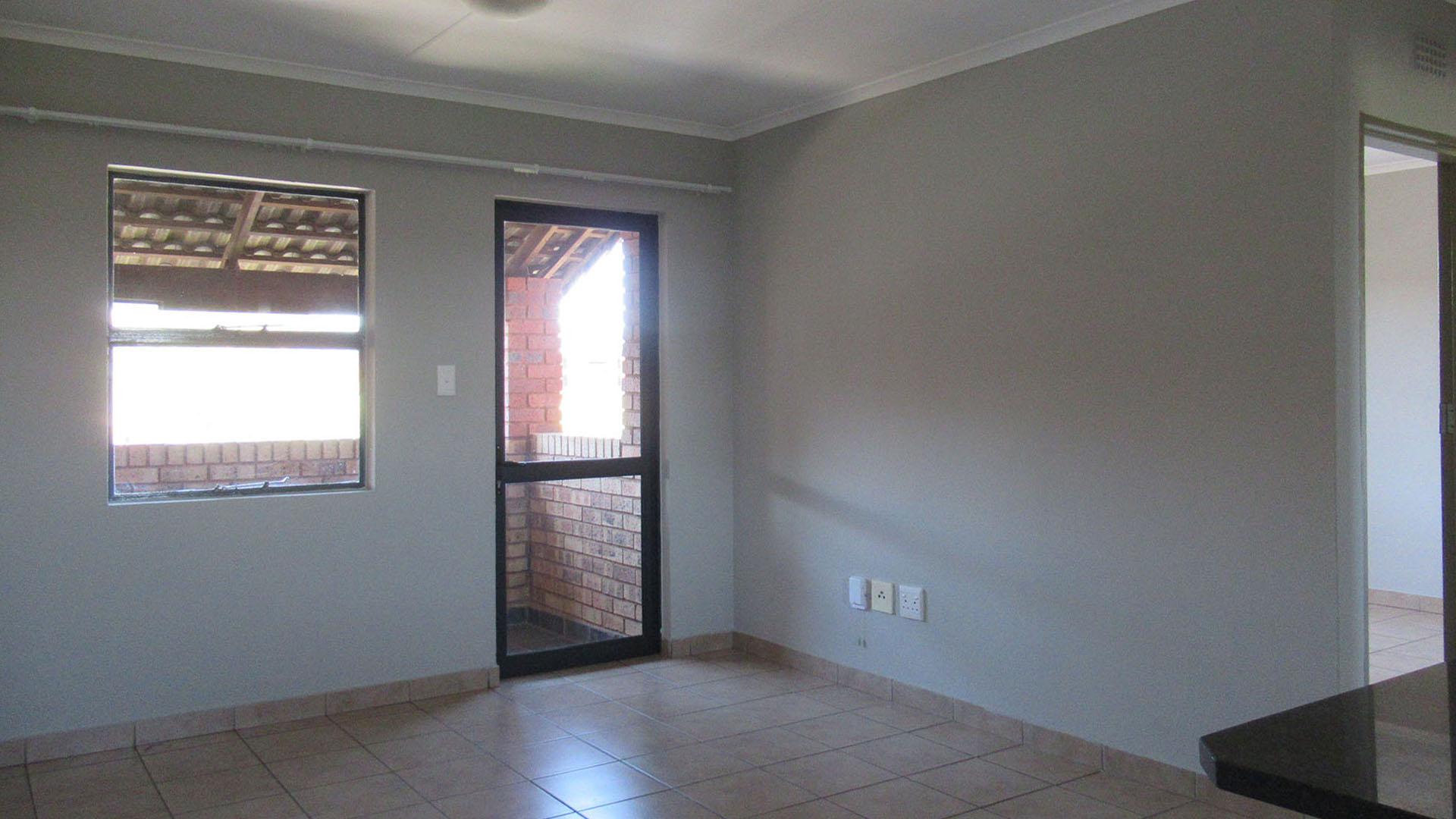 Lounges - 14 square meters of property in Olifantsvlei 327-Iq