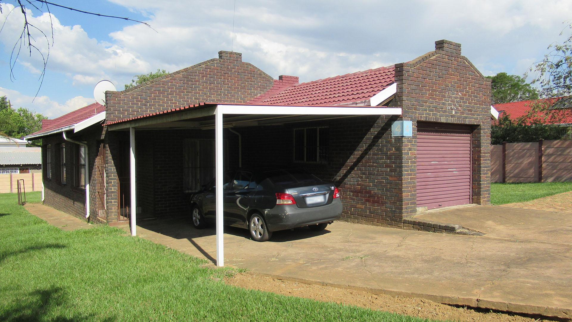 Front View of property in Greenhills