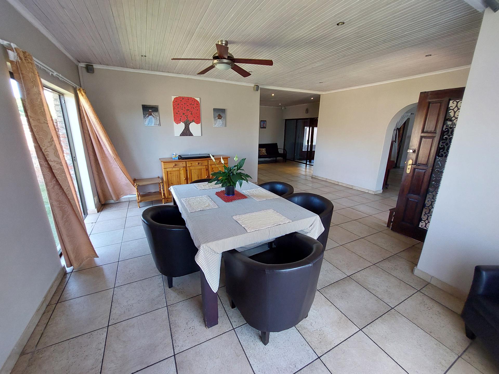 Dining Room of property in Theescombe AH