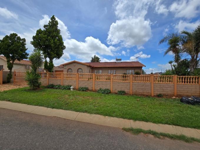 3 Bedroom House for Sale For Sale in Lenasia South - MR664059