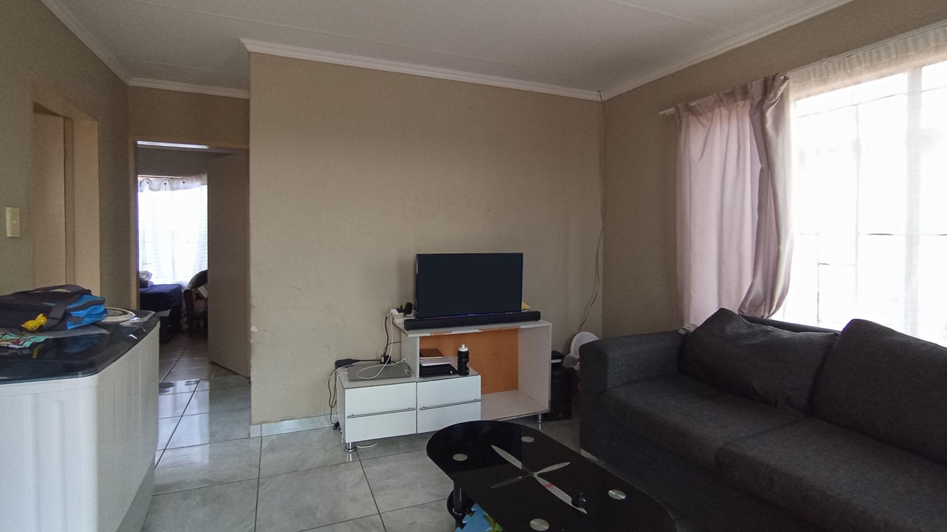 Lounges - 12 square meters of property in Soshanguve East