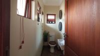 Guest Toilet - 4 square meters of property in Bronberg