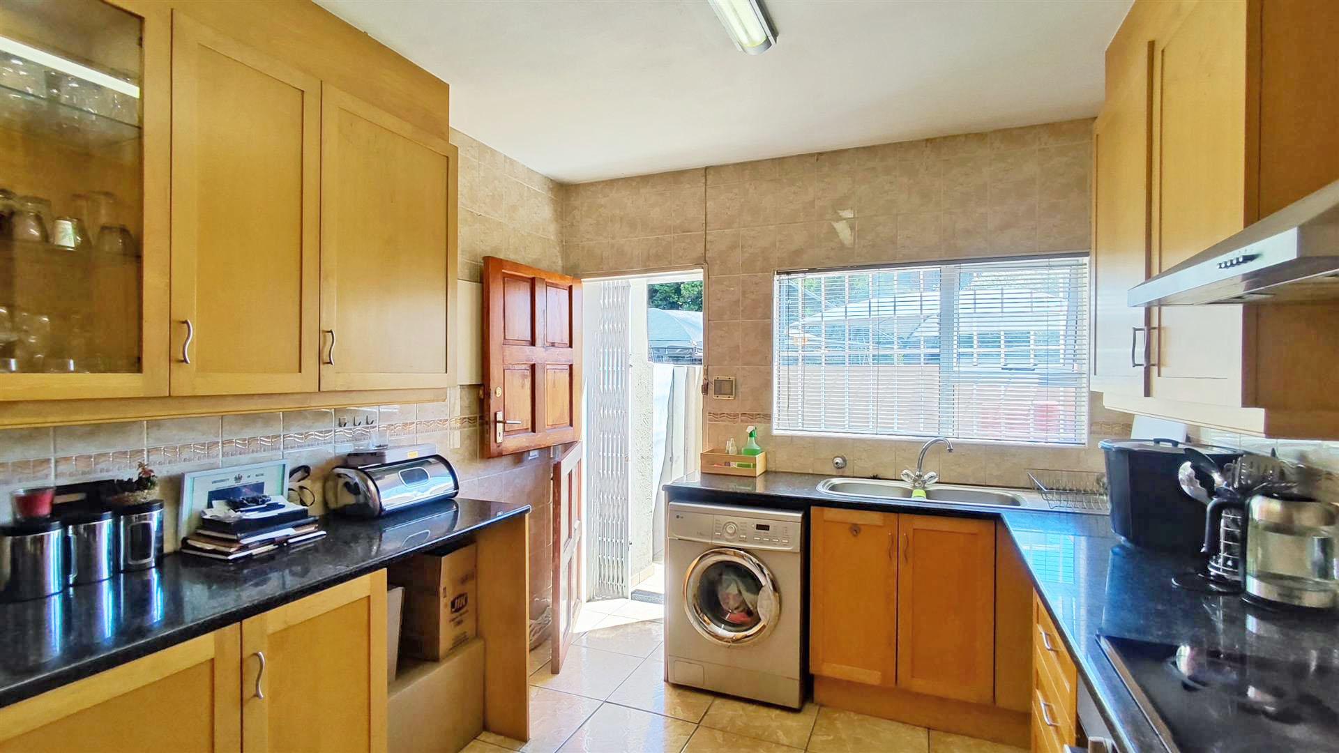 Kitchen - 16 square meters of property in Bedfordview