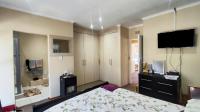 Main Bedroom - 22 square meters of property in Bedfordview