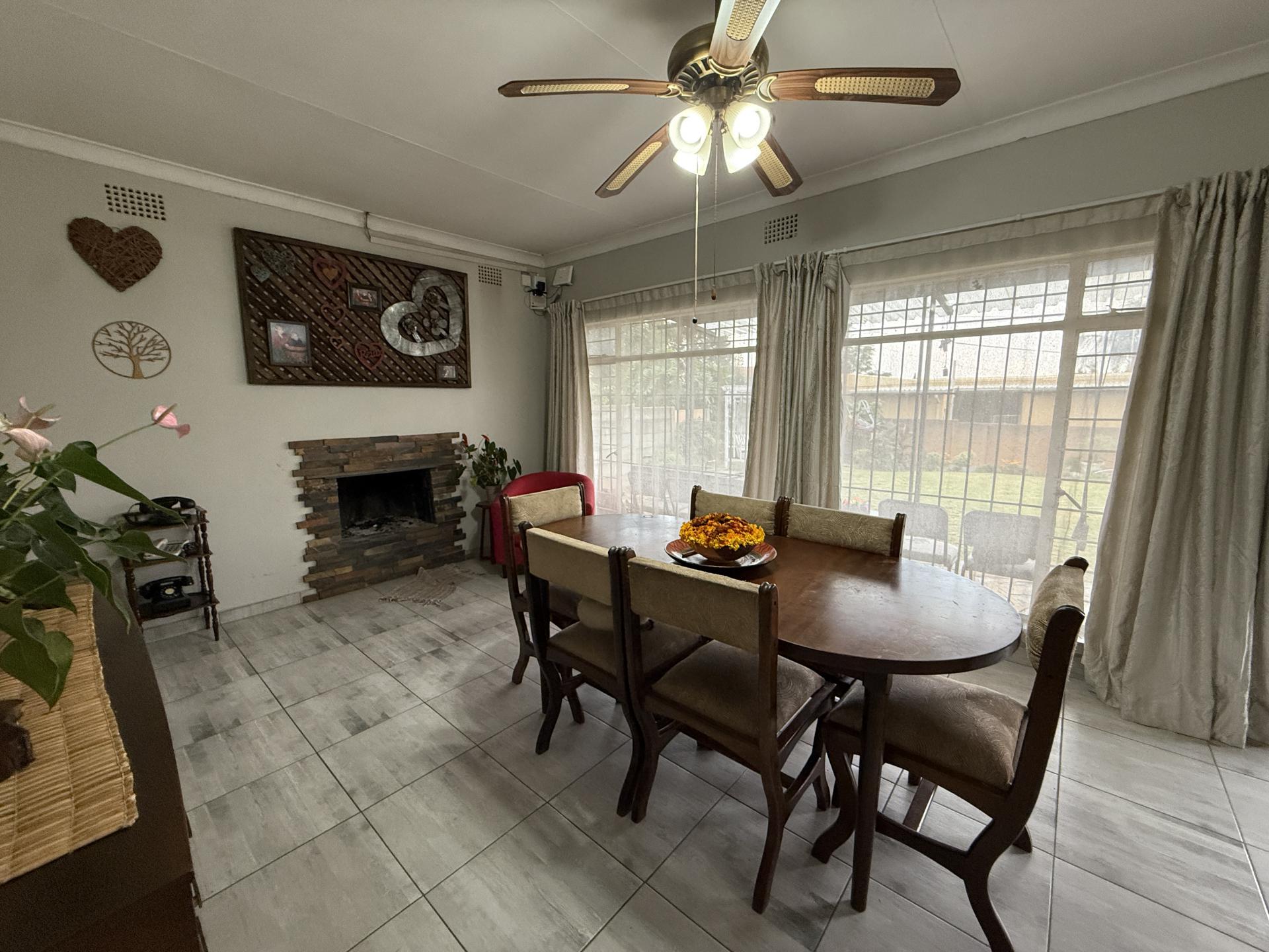 Dining Room of property in Breaunanda