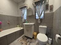 Main Bathroom of property in Breaunanda