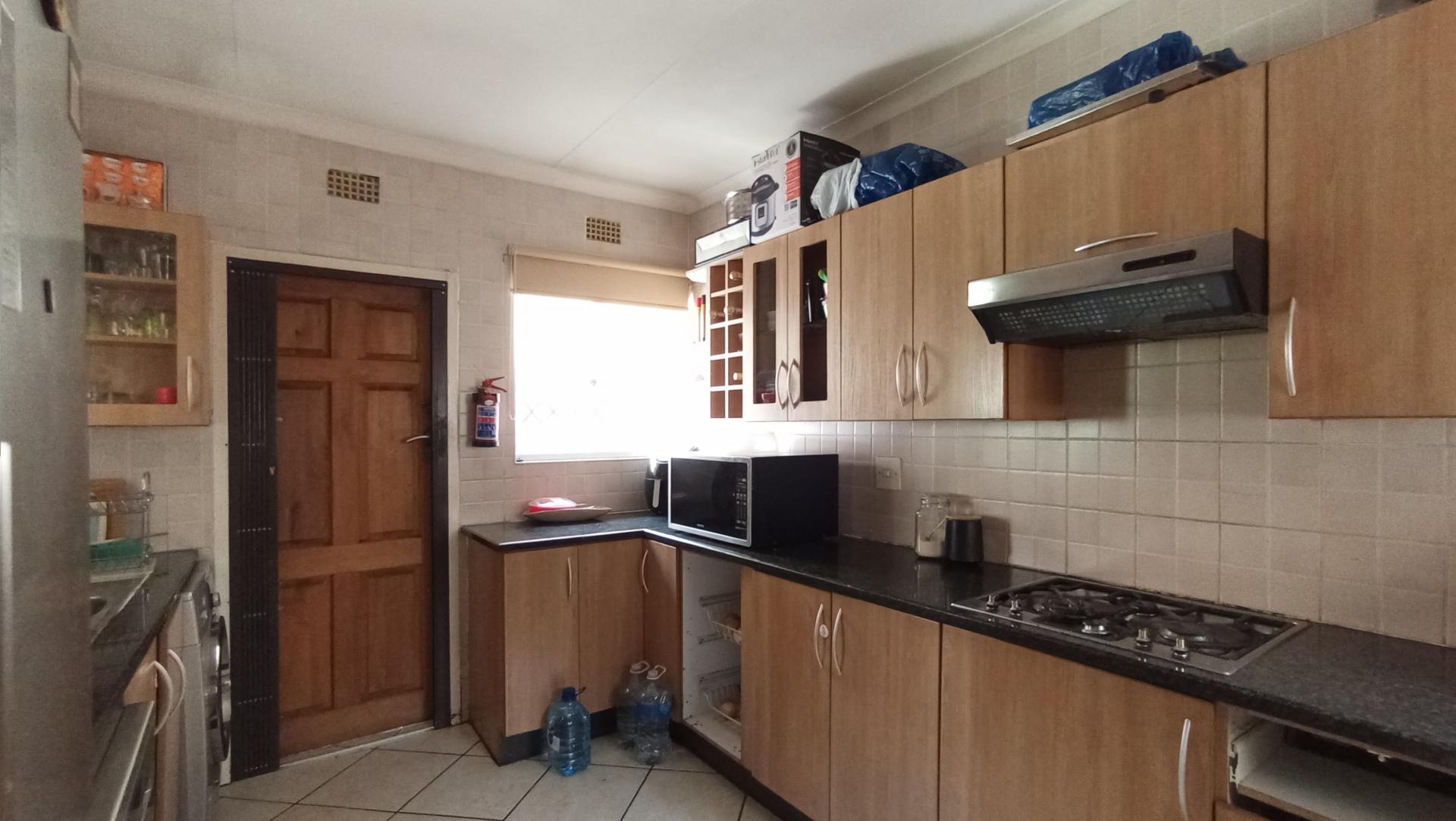 Kitchen - 17 square meters of property in Paulshof