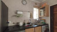 Kitchen - 17 square meters of property in Paulshof