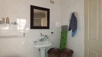 Main Bathroom - 10 square meters of property in Paulshof