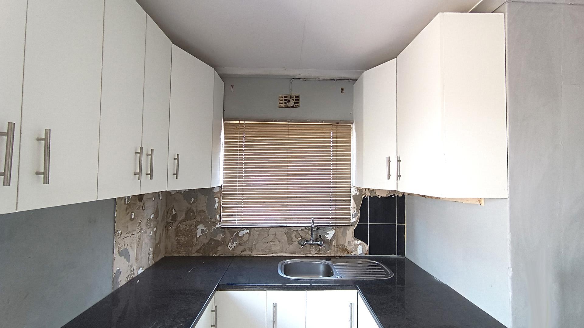 Kitchen - 7 square meters of property in Ilitha Park