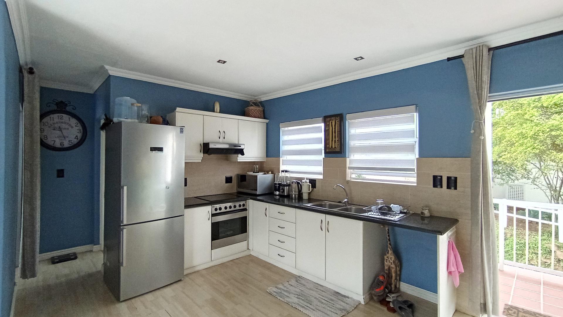 Kitchen - 17 square meters of property in La Lucia