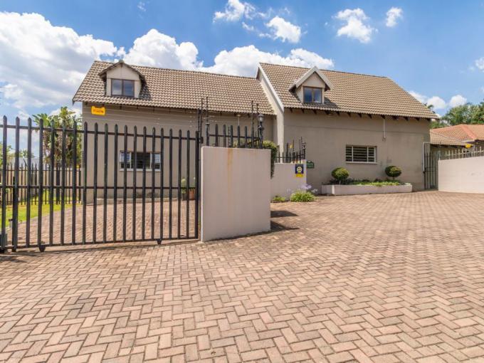 4 Bedroom House for Sale For Sale in Douglasdale - MR666068