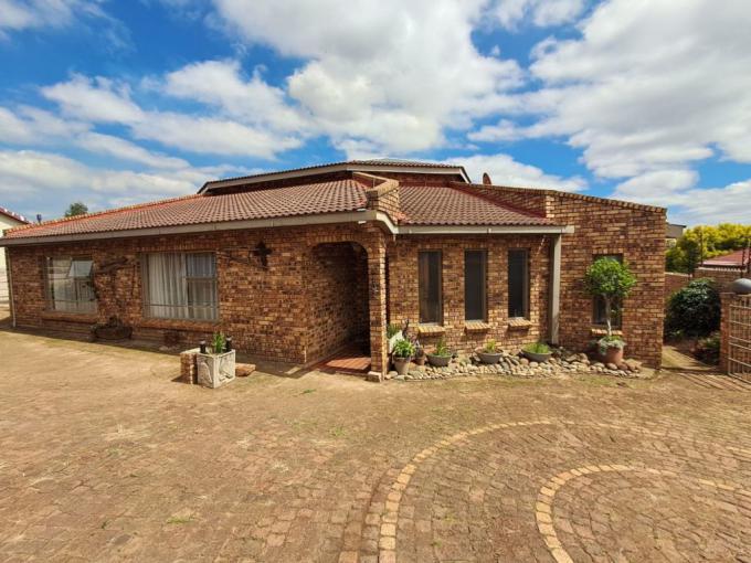 4 Bedroom House for Sale For Sale in Piet Retief - MR666673