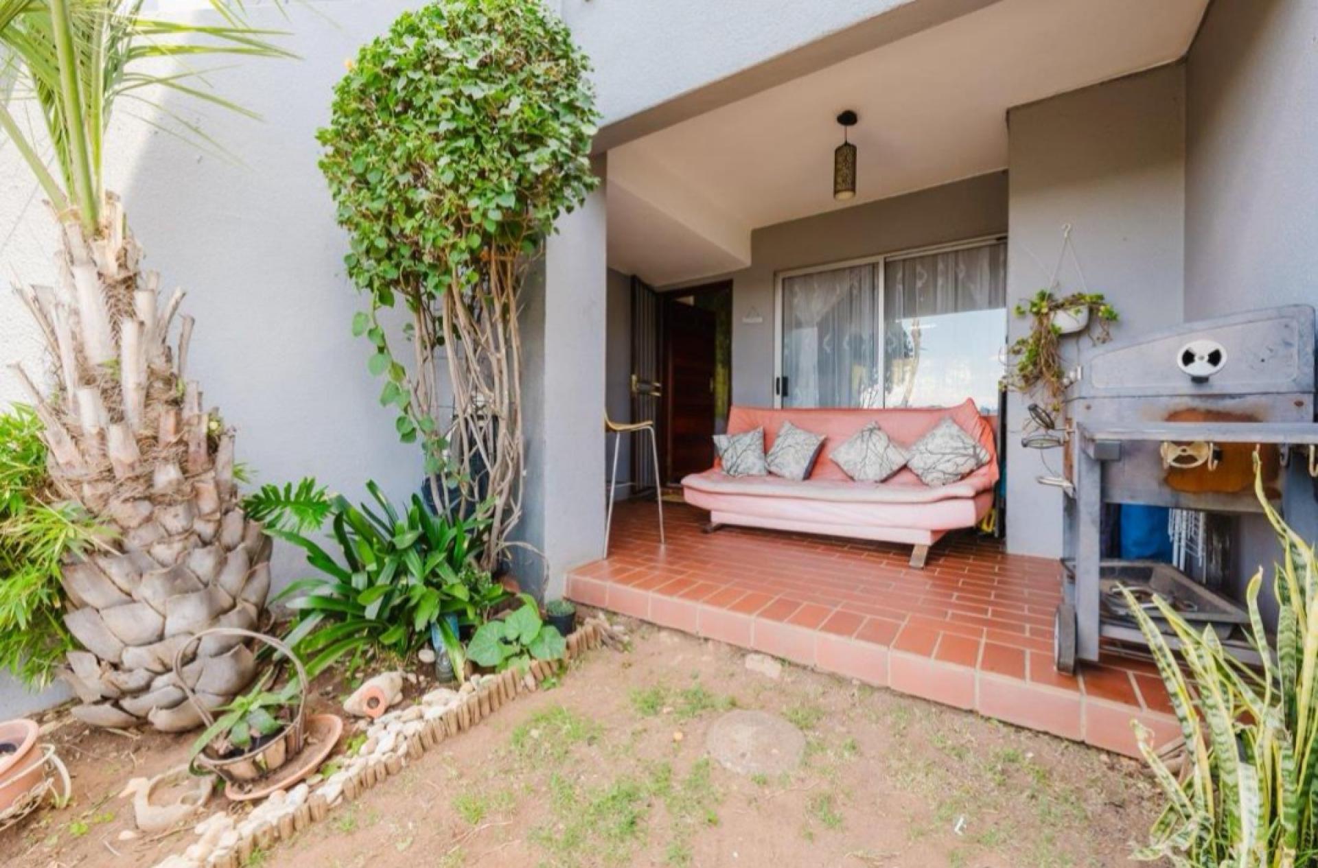 Patio of property in Glenvista