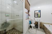 Main Bathroom of property in Glenvista