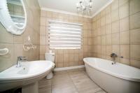 Bathroom 2 - 6 square meters of property in Rynfield