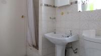 Main Bathroom of property in Haddon