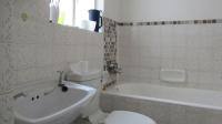 Main Bathroom of property in Haddon