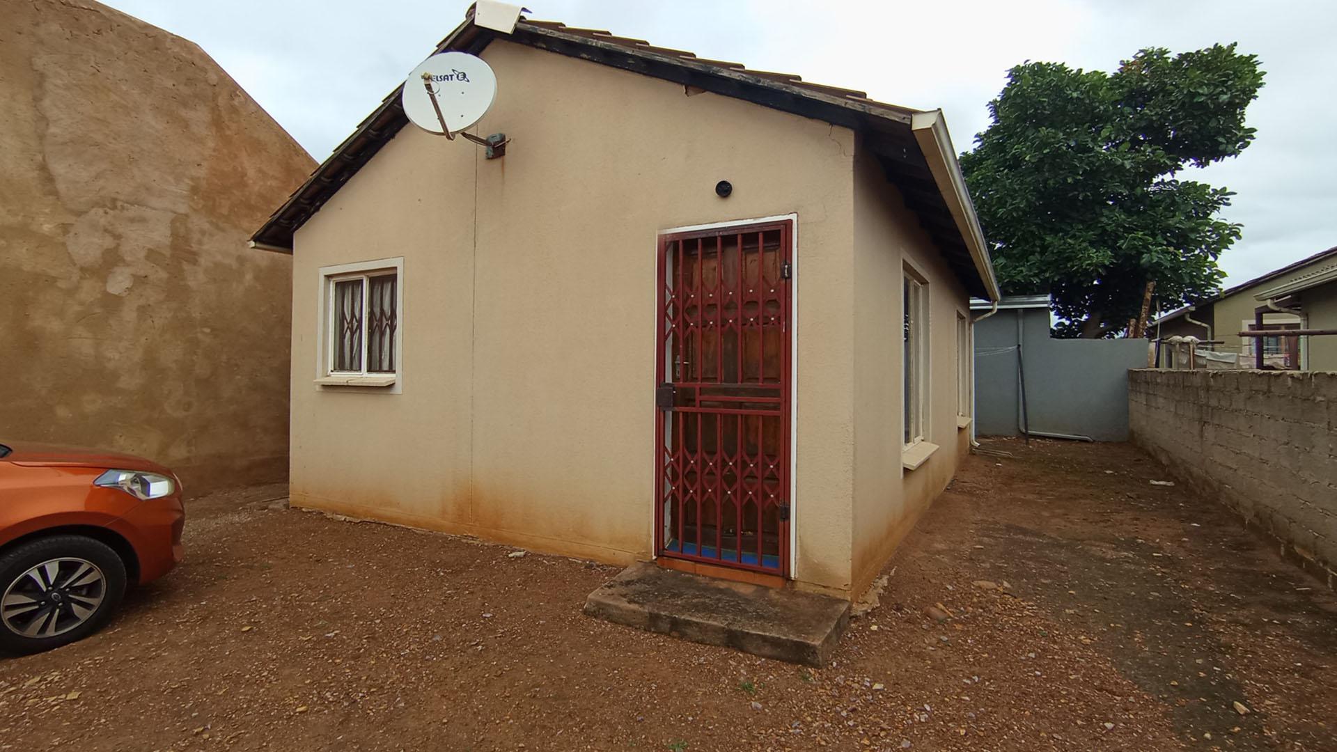 Front View of property in Mahube Valley