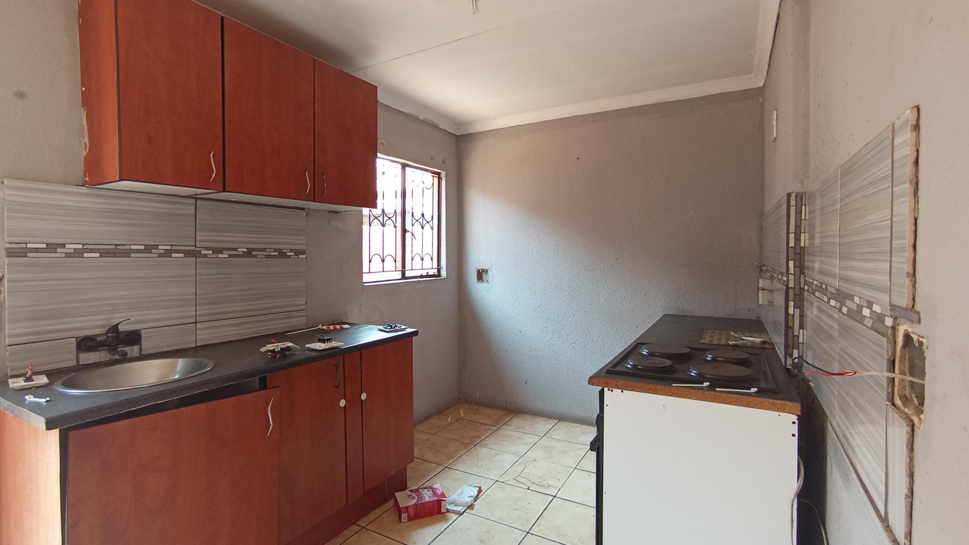 Kitchen - 11 square meters of property in Soshanguve East