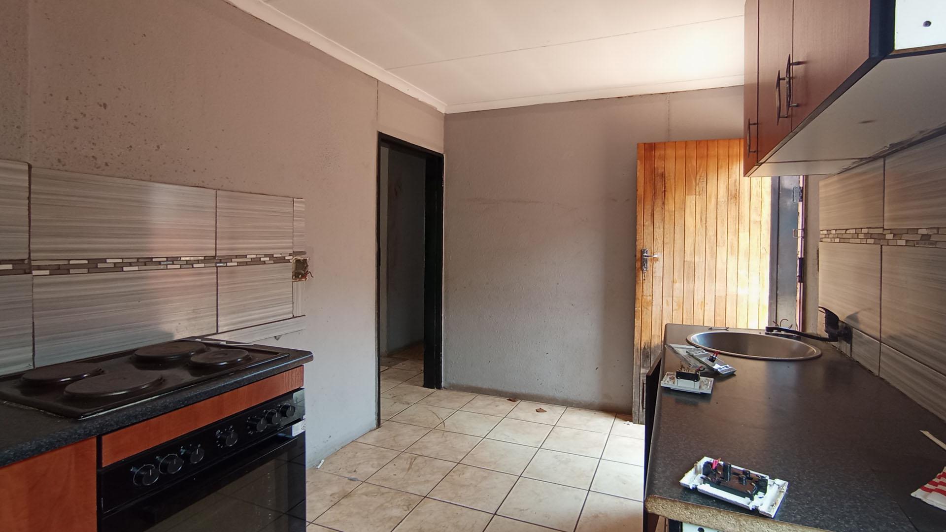 Kitchen - 11 square meters of property in Soshanguve East