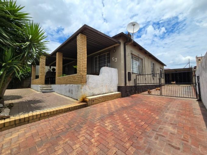 4 Bedroom House for Sale For Sale in Rosettenville - MR666863