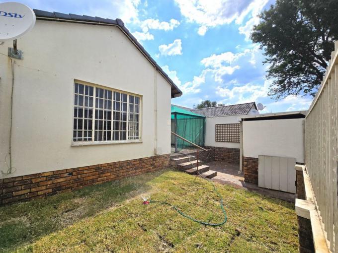 2 Bedroom Simplex for Sale For Sale in Garsfontein - MR667073