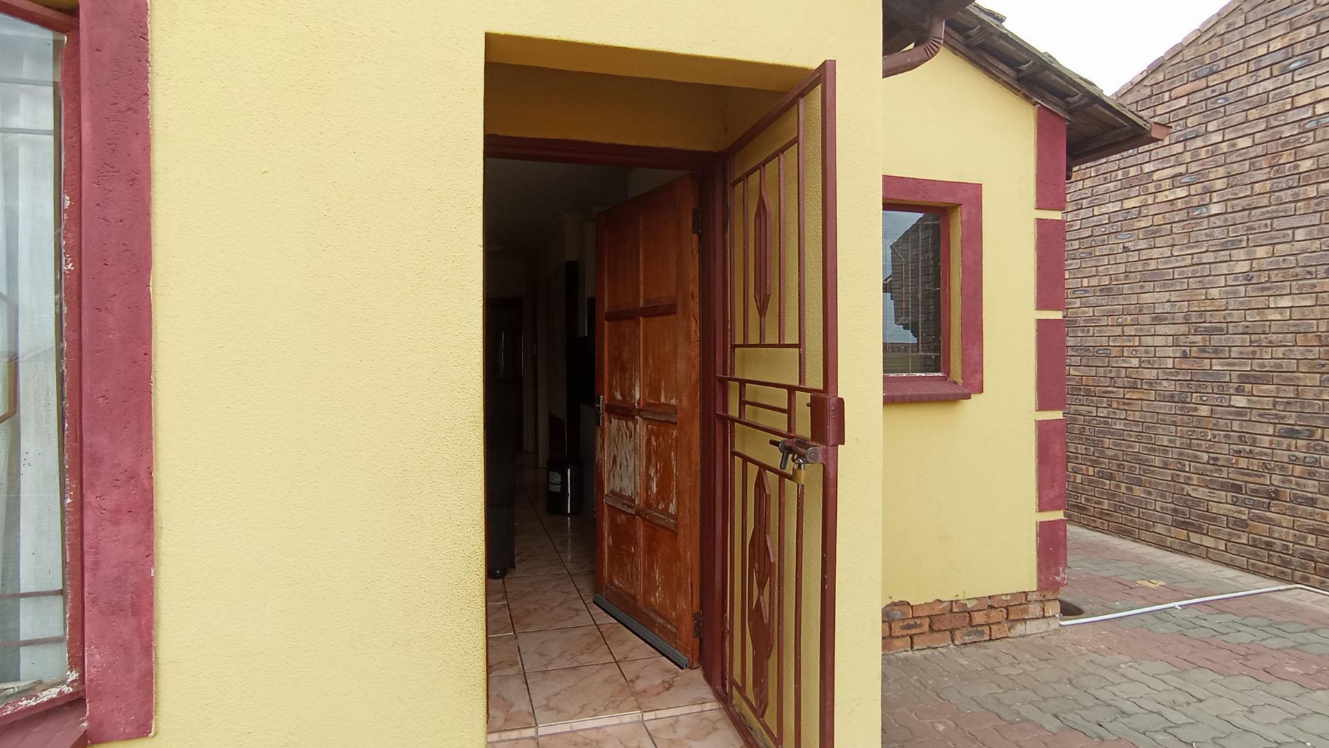 Front View of property in Soshanguve