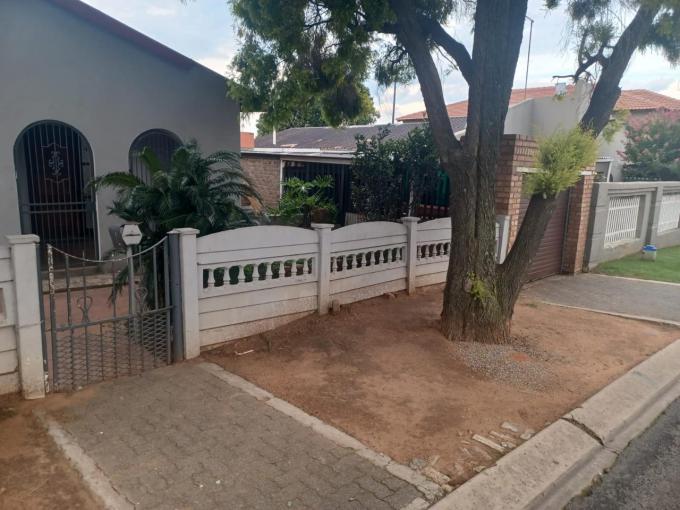 4 Bedroom House for Sale For Sale in Reiger Park - MR667188