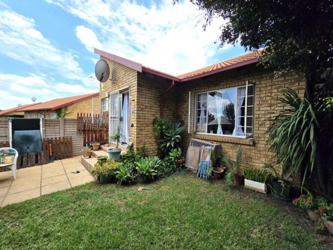 2 Bedroom Simplex for Sale For Sale in Garsfontein - MR667227