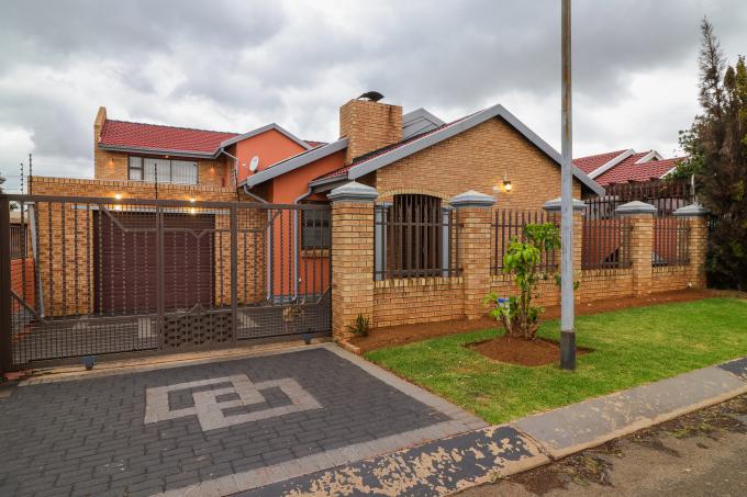 4 Bedroom House for Sale For Sale in Lenasia South - MR667518