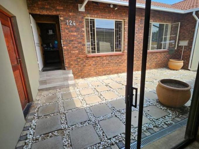 7 Bedroom Commercial for Sale For Sale in Rooihuiskraal - MR667543