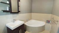 Main Bathroom - 7 square meters of property in Yellowwood Park 