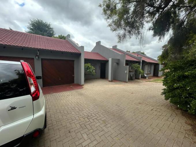 3 Bedroom House for Sale For Sale in Rooihuiskraal - MR667734