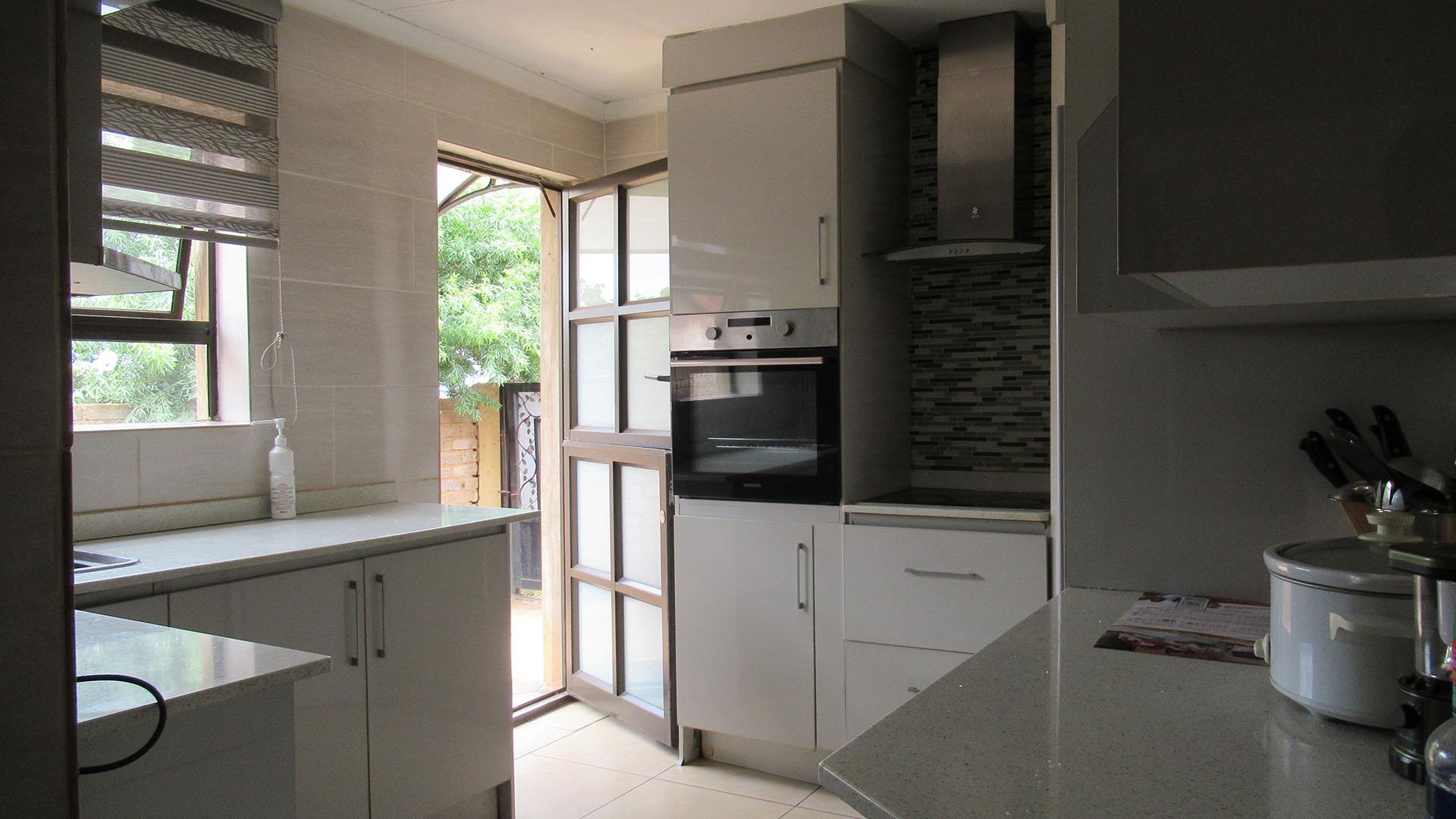 Kitchen - 9 square meters of property in Mohlakeng