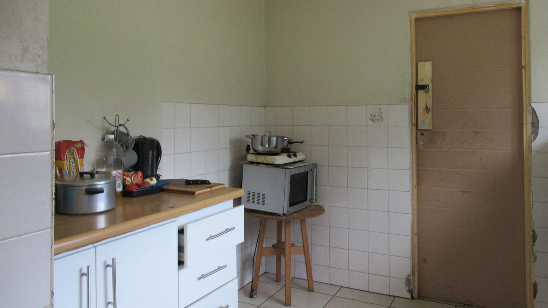 Kitchen - 17 square meters of property in Strubensvallei