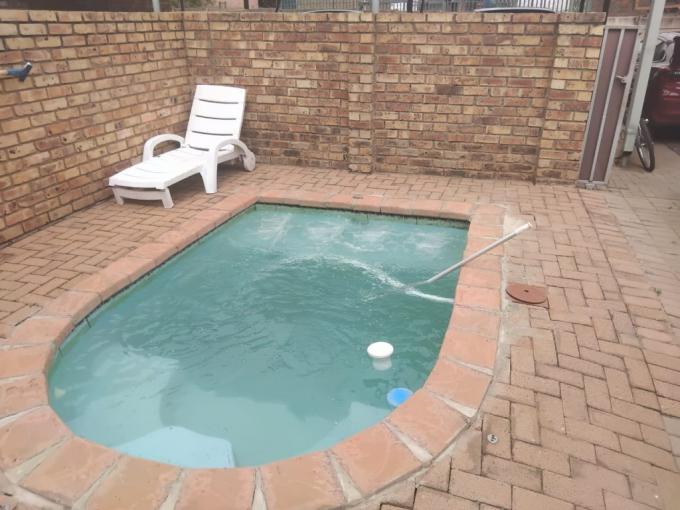 2 Bedroom Simplex for Sale For Sale in Middelburg - MP - MR668019