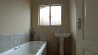 Bathroom 1 - 4 square meters of property in Klippoortje