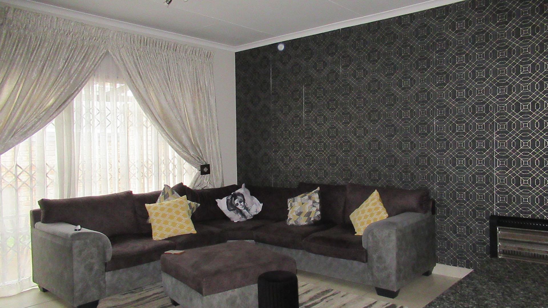 Lounges - 15 square meters of property in Roseacre