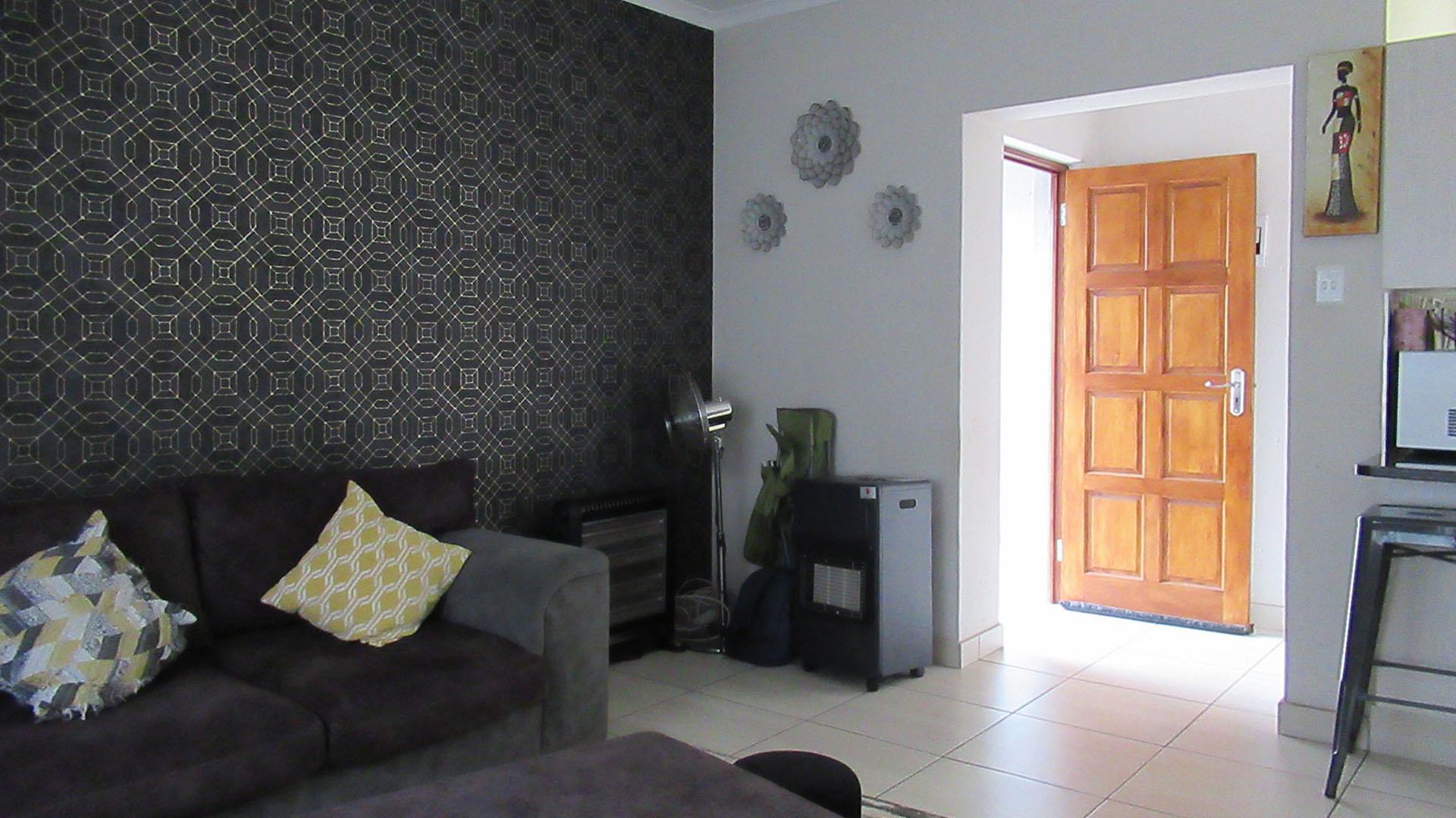 Lounges - 15 square meters of property in Roseacre