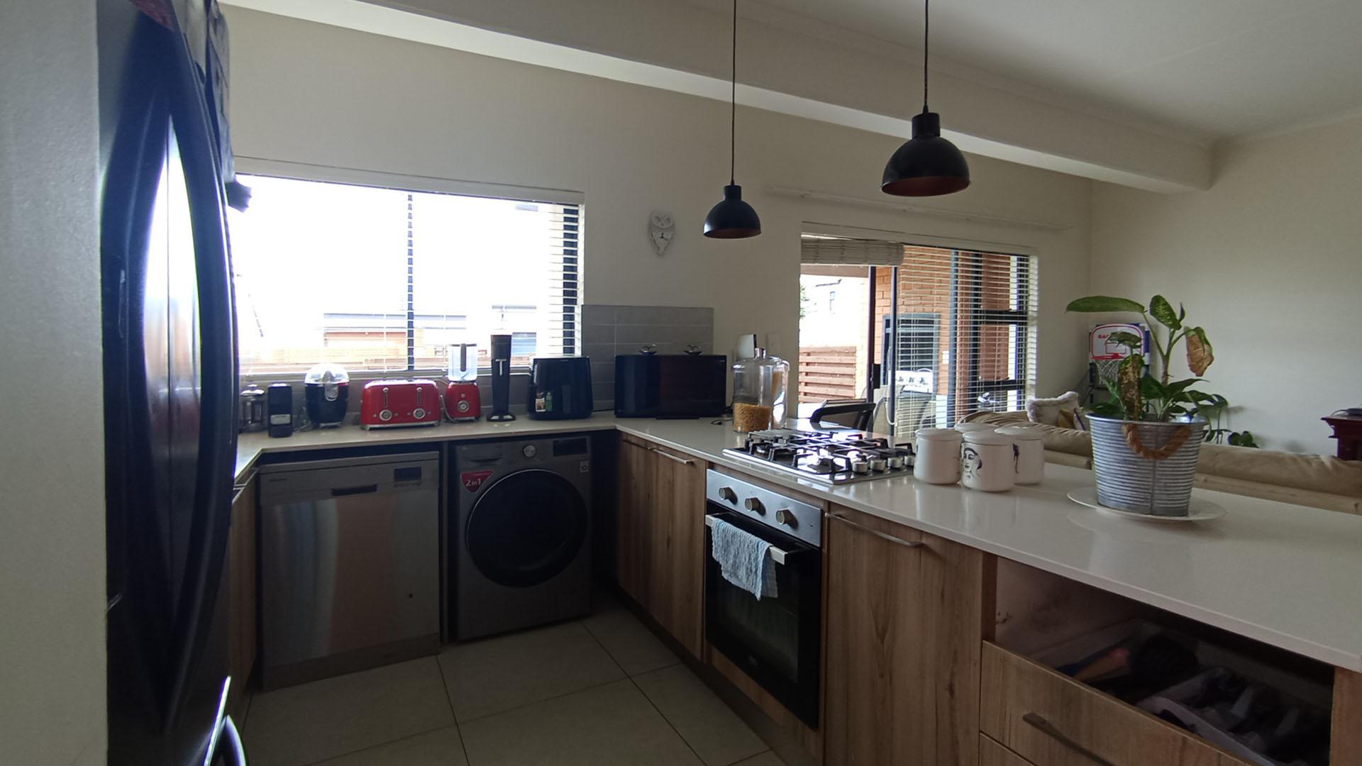 Kitchen - 12 square meters of property in Louwlardia