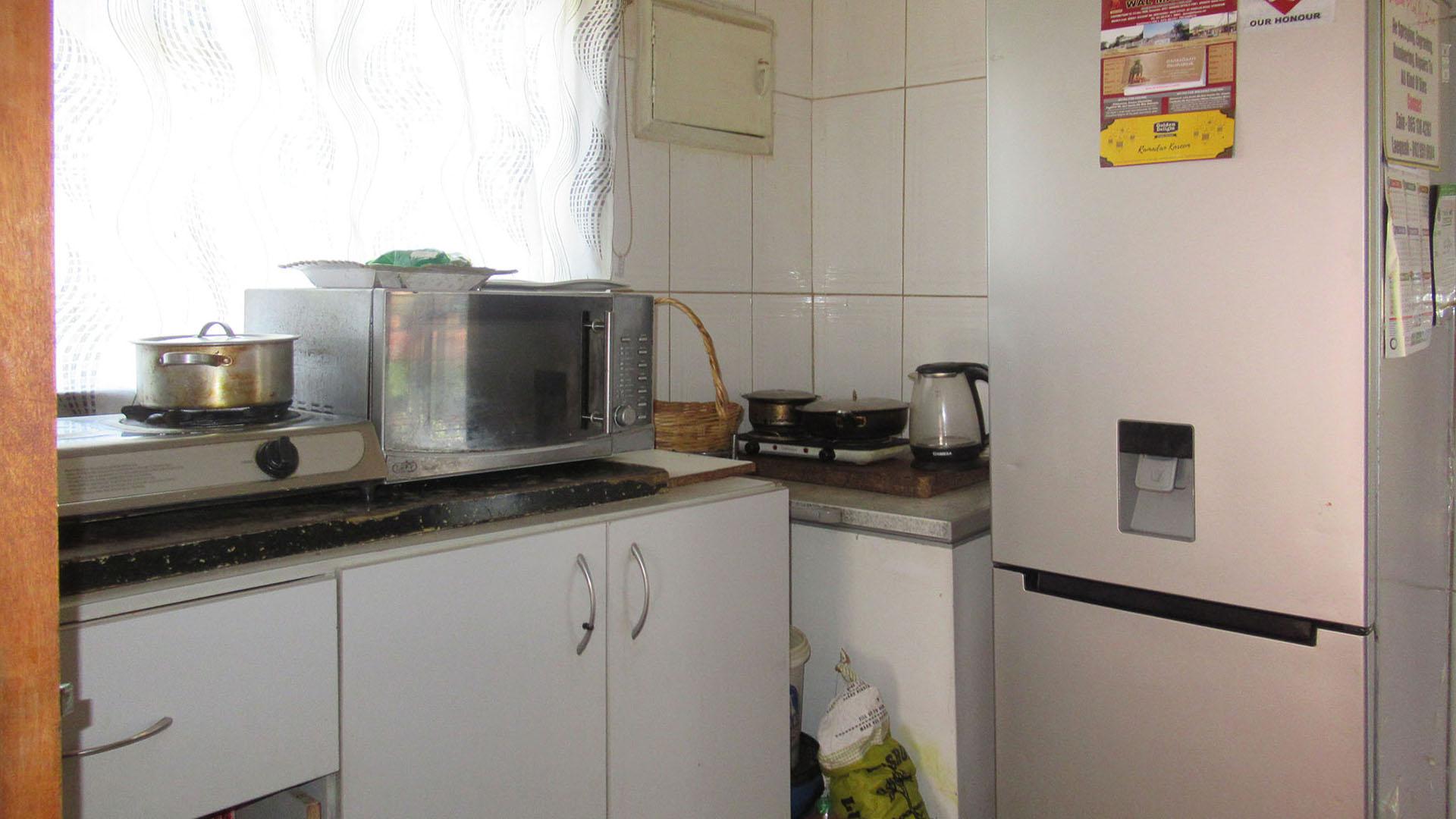 Kitchen - 9 square meters of property in Lenasia