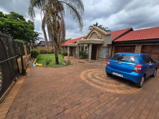 4 Bedroom House for Sale For Sale in Lenasia South - MR669454