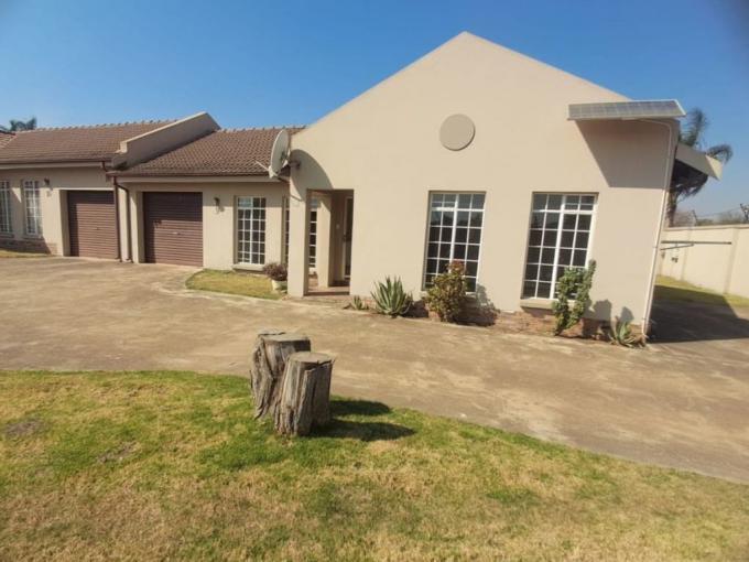 2 Bedroom Simplex for Sale For Sale in Piet Retief - MR669896