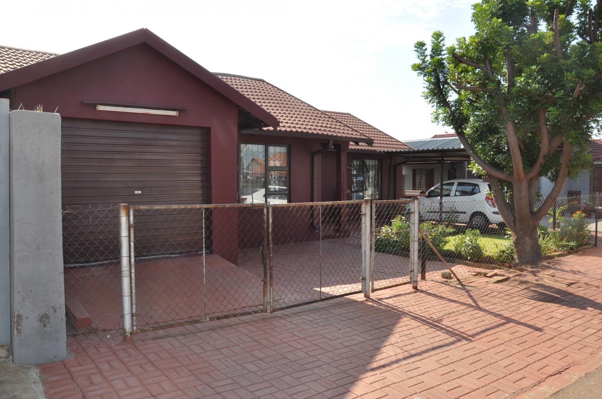 Front View of property in Rustenburg