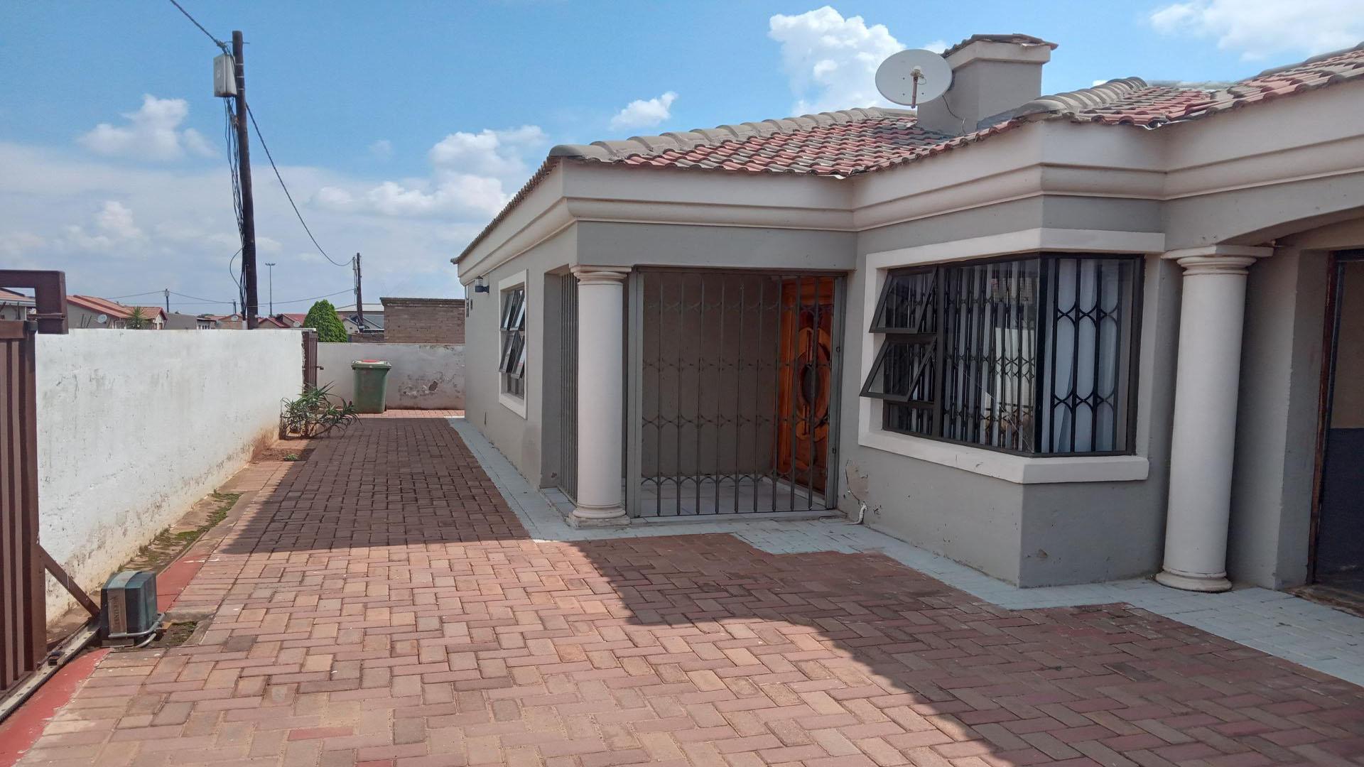 Front View of property in Vosloorus